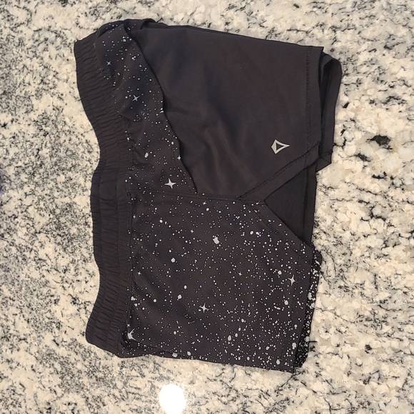 LIKE NEW! IVIVVA Shorts! - Picture 2 of 4